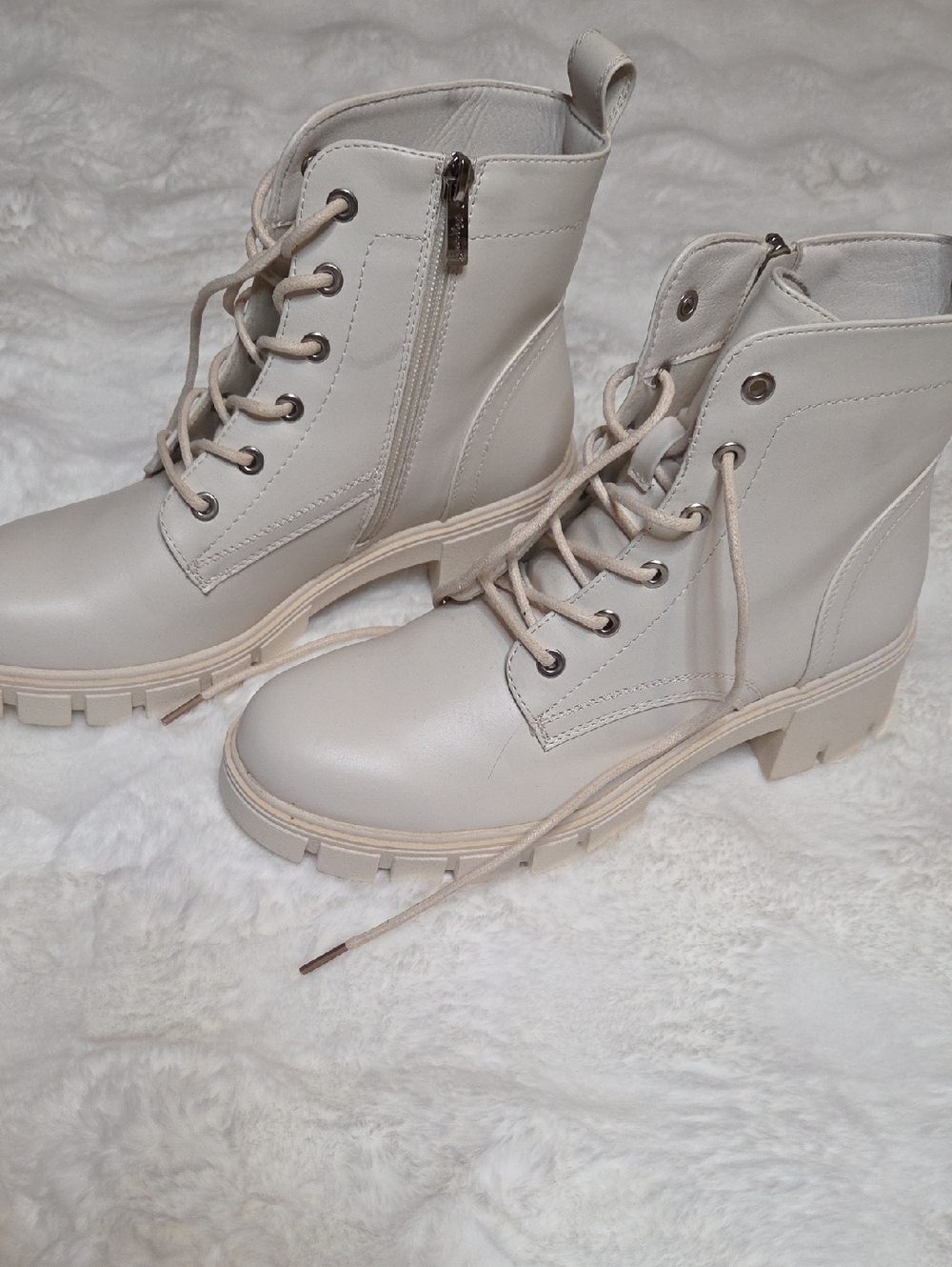 New Without Tags Vepose Cream Lace-Up Chunky Heel Combat Boots
